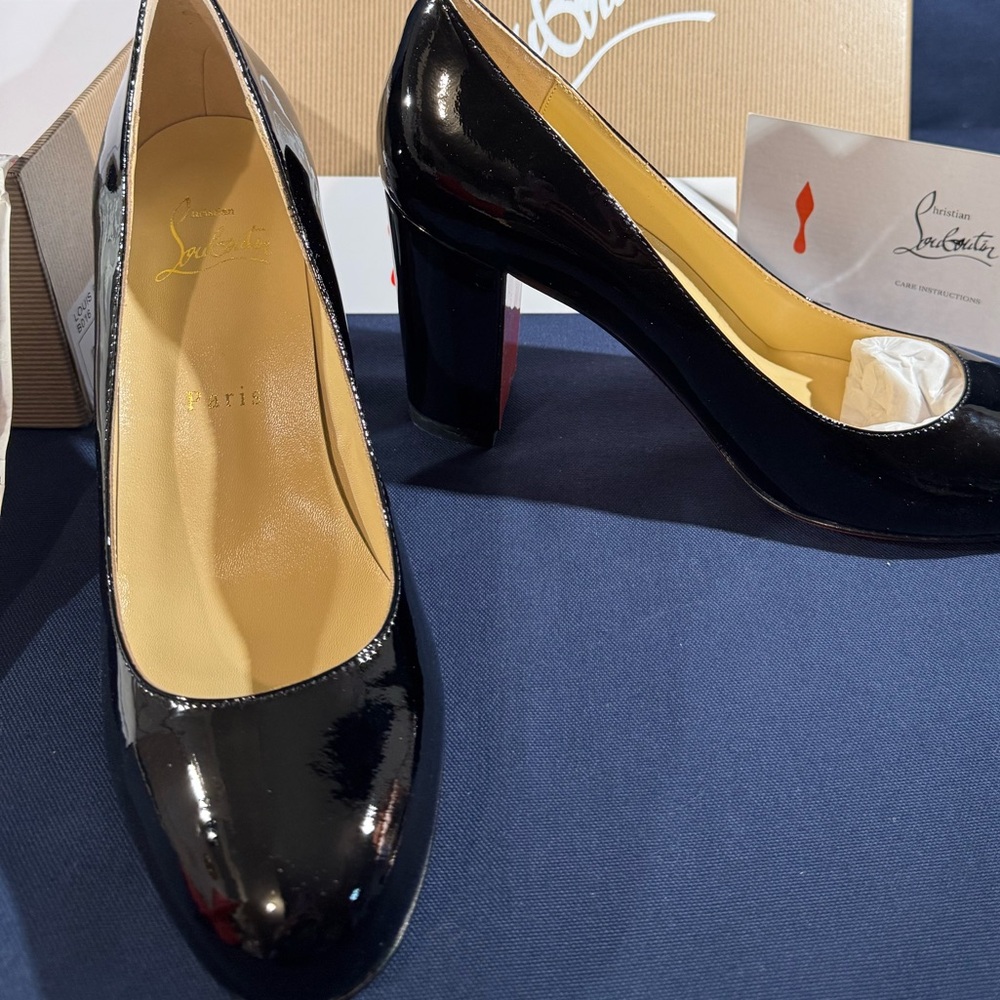 Black Pumps Red Bottom **NOT AUTHENTIC**